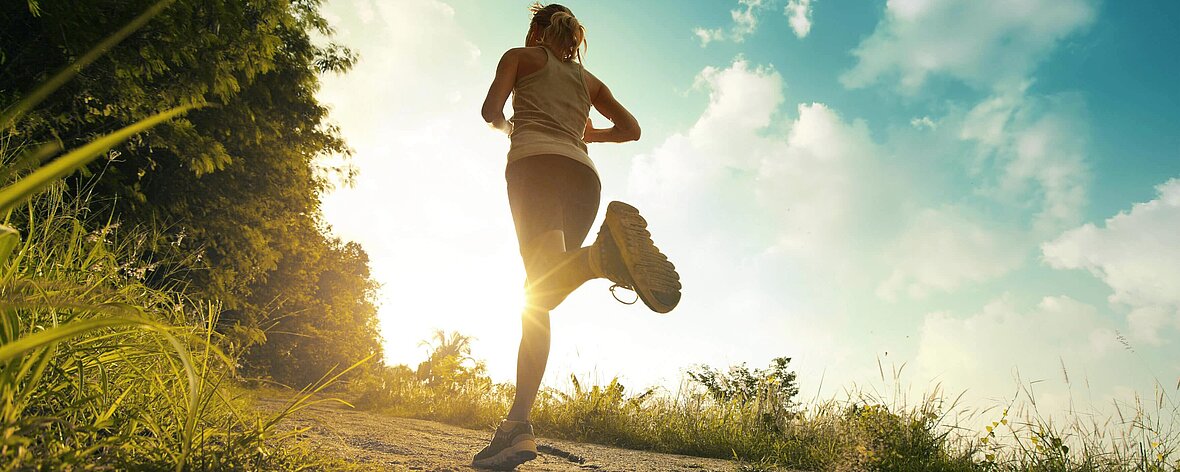 Dekoratives Bühnenbild zeigt Frau beim Joggen