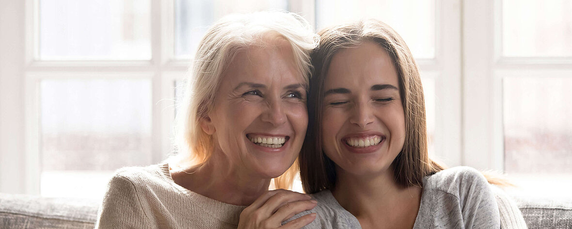 Dekoratives Bühnenbild zeigt zwei lächelnde Frauen